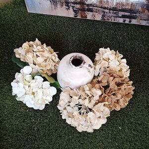 Cream vintage vase with 5 short steemed flowers